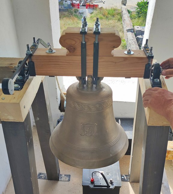 Die Glocke wurde am eigens angefertigten Glockenstuhl montiert