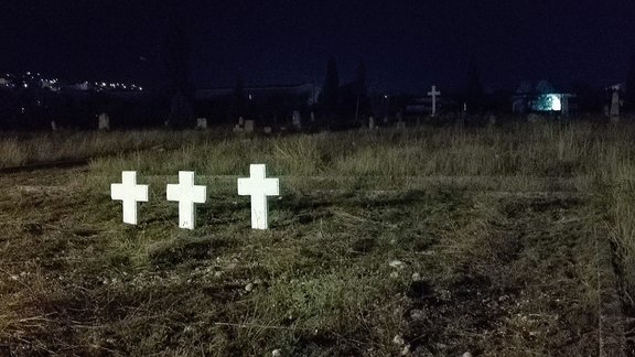 Neunzehn dieser Kreuze wurden über dem italienischen Gräberfeld eingegraben und gestrichen